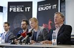 småkage. To af spillerne fra landsholdet, Mathias Boe (tv) og Joachim Fischer (nummer to fra venstre) ved pressemødet onsdag sammen med mægler Henrik Parkhøi (nummer to fra højre) og formand i Badminton Danmark, René Toft (th). 