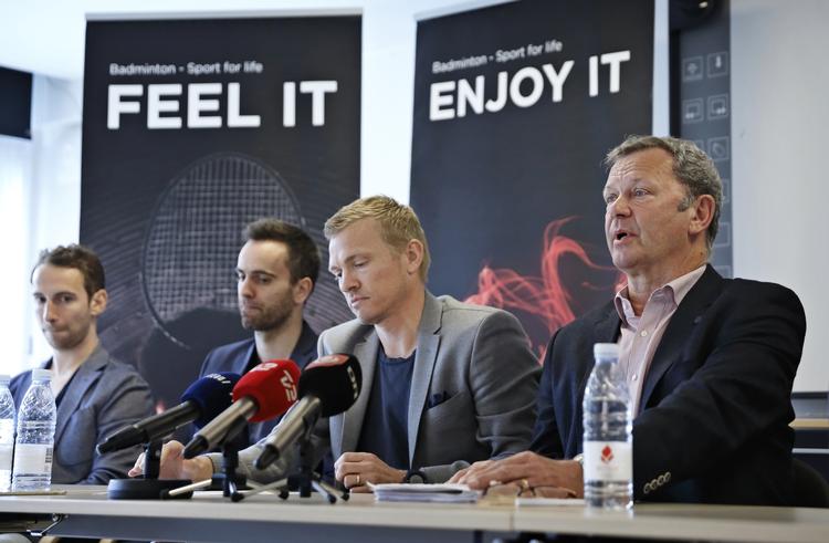 småkage. To af spillerne fra landsholdet, Mathias Boe (tv) og Joachim Fischer (nummer to fra venstre) ved pressemødet onsdag sammen med mægler Henrik Parkhøi (nummer to fra højre) og formand i Badminton Danmark, René Toft (th). 