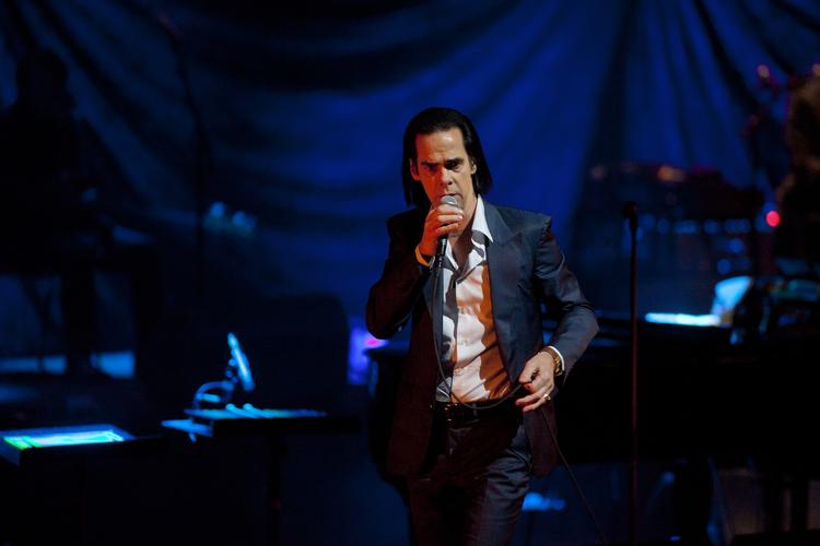 Rockmytoman. Nick Cave stod på scenen til en koncert, der blev kaldt solo, men som inkluderede havldelen af The Bad Seeds. 