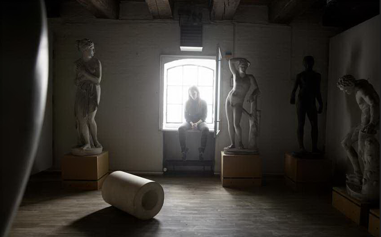 Gips. En kunststuderende fik sidste år lov til at smadre 'Spydbæreren' under Chart Art Fair sidste år. Til stor forskrækkelse for museets besøgende. 