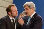 Den amerikanske udenrigsminister, John Kerry (t.h.), orienterer her til morgen Martin Lidegaard og de andre udenrigsministre i forsvarsalliancen NATO. Arkivfoto. 