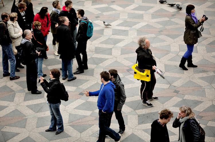 kunder. Siden 1996 har hjemløse solgt avisen Hus Forbi til folk på gaden. Den udkommer 12 gange om året i et oplag på 80.000. Formålet med avisen er at skabe debat om socialt udstødte og at give de hjemløse sælgere mulighed for at tjene deres egne penge. 