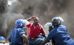 Opstand. En såret demonstrant i politiets varetægt i forbindelse med demonstrationer i Ngagara-distriktet i Bujumbura i Burundi. 