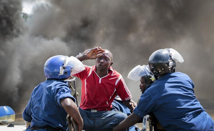 Opstand. En såret demonstrant i politiets varetægt i forbindelse med demonstrationer i Ngagara-distriktet i Bujumbura i Burundi. 