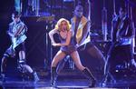 Arbejdsrelateret- Lady Gaga under sangeringens 'Monster Ball Tour'. Da hun optrådte i Herning, fik to ledende politifolk gratis billetter. 