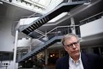 Skeptiker. Den amerikanske forfatter og politolog Darrell West ser kritisk på den indflydelse, som milliardærer i dag har på fr politiske beslutningsprocesser i en række lande. 
