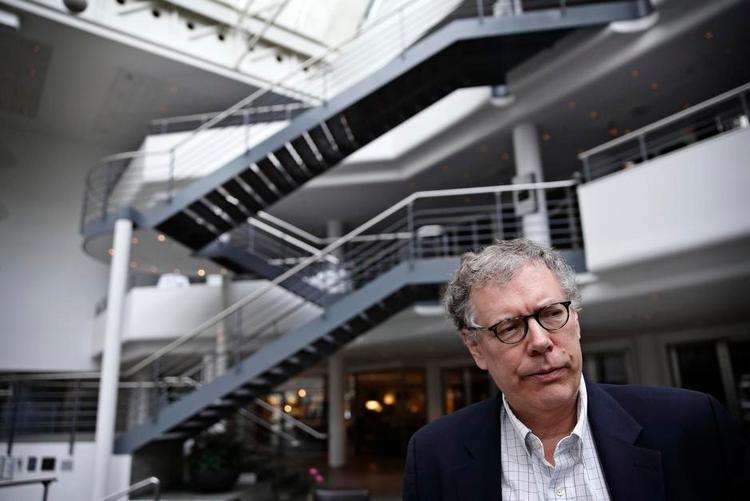 Skeptiker. Den amerikanske forfatter og politolog Darrell West ser kritisk på den indflydelse, som milliardærer i dag har på fr politiske beslutningsprocesser i en række lande. 
