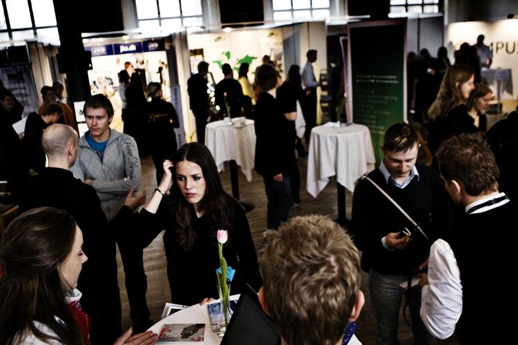 Studiejobs. Her forsøger virksomheder at kapre unge studerende under en jobmesse. 