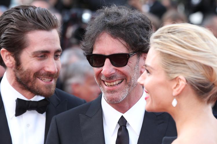 Cannes. Joel Cohen (i midten) er mødt op på den røde løber sammen med skuespiller Jake Gyllenhaal (til venstre) og til højre Sienna Miller. Cohen-brødrene sidder i juryen og skal vurdere de 19 film i filmfestivalens hovedkonkurrence.. 