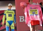 forpint. Alberto Contador havde tydeligvis smerter, da han skulle have overrakt den lyseerøde førertrøje. 