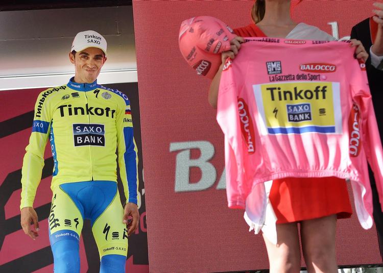 forpint. Alberto Contador havde tydeligvis smerter, da han skulle have overrakt den lyseerøde førertrøje. 