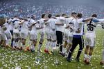 Guld. Glade FCK-spillere danser jubeldans efter sejren i pokalfinalen. 