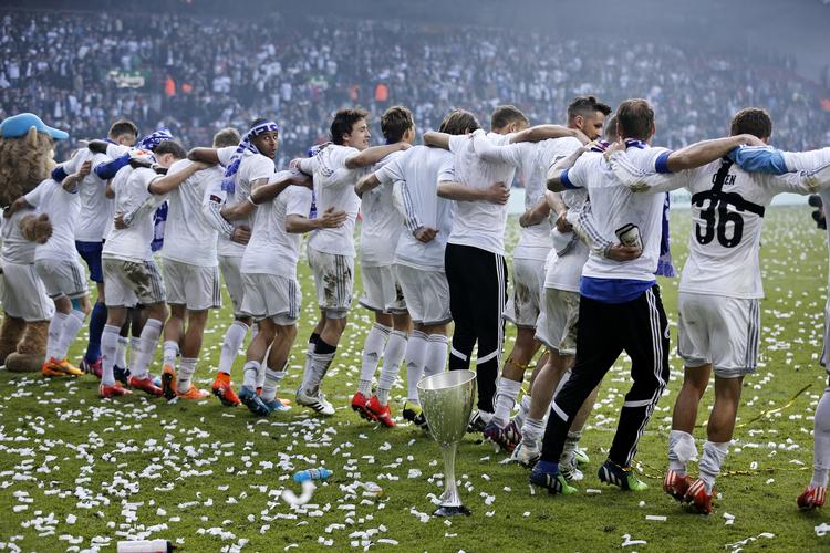 Guld. Glade FCK-spillere danser jubeldans efter sejren i pokalfinalen. 