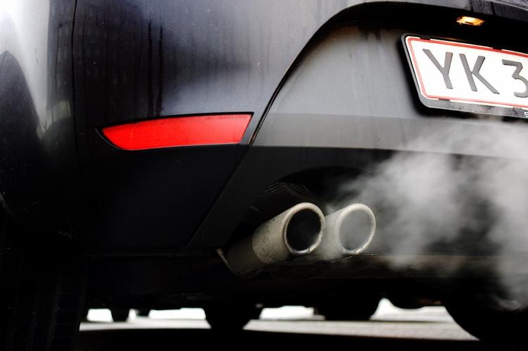 Udledning. Regeringens fredning af bilismen gør, at Danmark får svært ved at nå CO2-mål. 