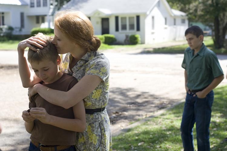 2011. Terence Malick fortæller i 'The Three of Life' via en kernefamilie,  dinosaurer fra kridttiden og spiralgalakser, hvordan det enkelte menneske er en del af hele verdens udvikling. 