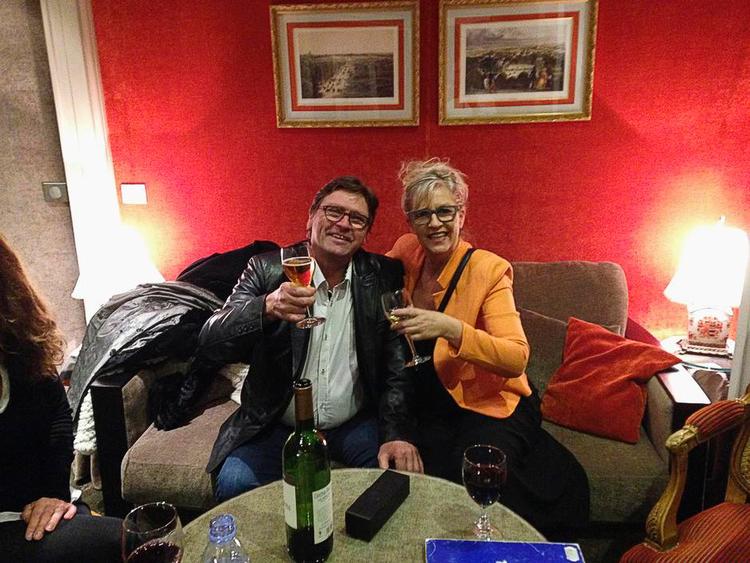 Kobberhygge. Tina Grunwald og Freddy Vestergaard hygger sig ved deres kobberbryllup i Paris i marts sidste år. I onsdags stod bakkesangerinden på scenen i Bakkens Hvile for første gang i denne sæson. Privatfoto 
