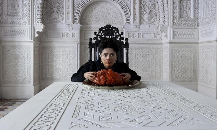 LIVRET. Salma Hayek som dronningen, der skal spise et søuhyres hjerte for at blive gravid i Matteo Garrones konkurrencefilm 'Il Racconto dei Racconti'. 