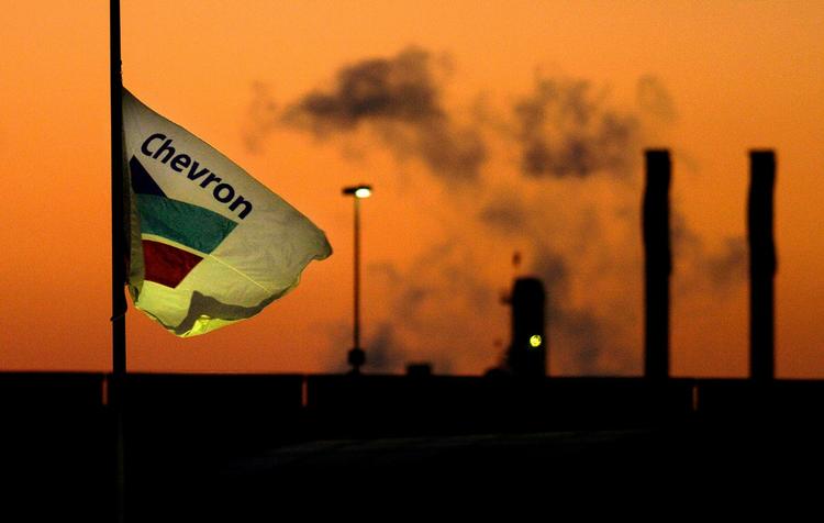 Prøveklud. På Chevrons generalforsamling 27. maj vil aktivister foreslå, at selskabet langsomt afvikler sig selv. Det skal ske ved at sende penge ud til ejerne i stedet for at bruge dem på nye olieboringer. 