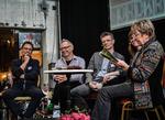 Læs. Kulturministeren Marianne Jelved tager fra Jylland til Sjælland og uddeler bøger, samt indvier Christianshavns Bogfestival. 