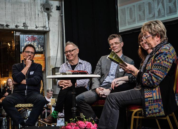 Læs. Kulturministeren Marianne Jelved tager fra Jylland til Sjælland og uddeler bøger, samt indvier Christianshavns Bogfestival. 