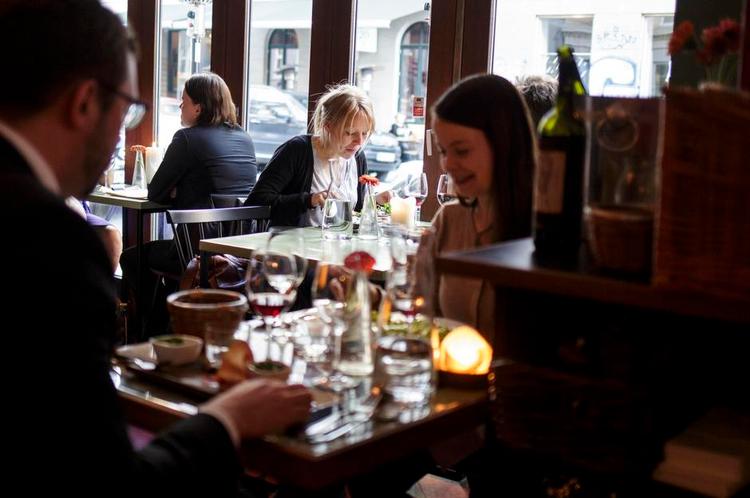 Mucho-mayo. Ravnsborg Vinbar dumper i tatar (nederst til venstre). Retten var søbet ind i mayonnaise, da vores anmelder kiggede forbi. Lammeculotten kunne de dog godt være bekendt. 