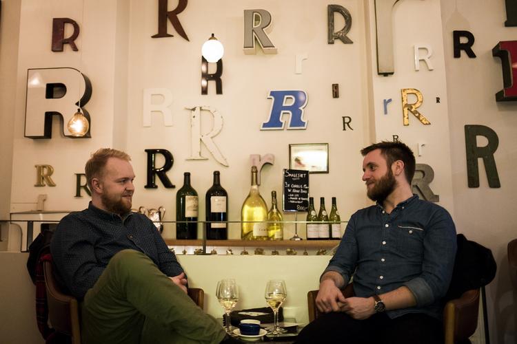 Hvidvin. To mænd hygger med et glas vin på R Vinbar. 
