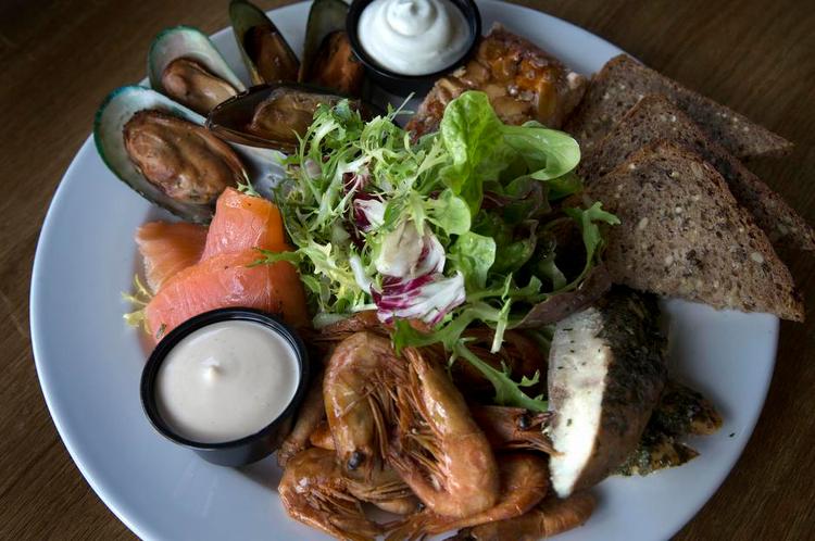 RØG. De røgede fisk og skaldyr er det mest vellykkede hos Rørvig Fisk og Røgeri. 