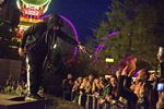 Brag. Her ses rapperen Sivas Torbati på scenen i Tivoli til deres Offspring Festival. Politikens anmelder var med og skrev: »Af lovgivningsmæssige (og nabovenlige) årsager er Tivoli forpligtet til at holde et lydniveau så lavt, at det er umuligt at spille det fodboldbanestore tilskuerareal op«. 