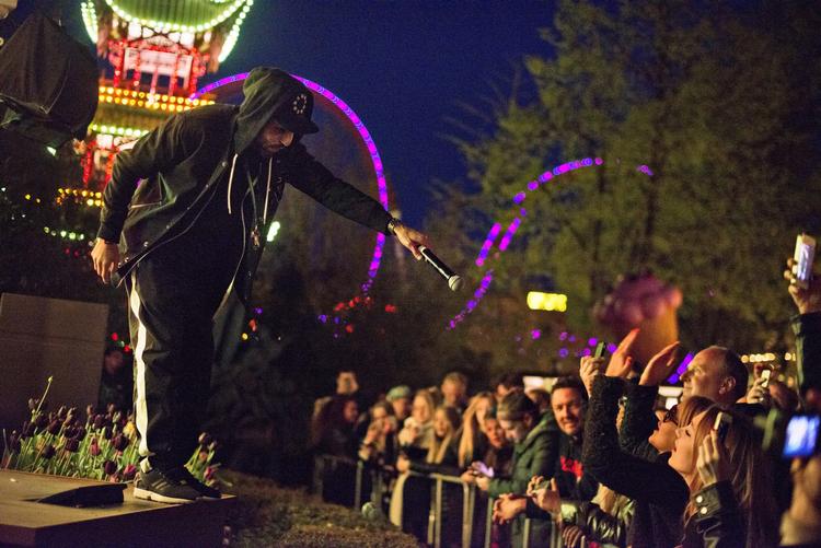 Brag. Her ses rapperen Sivas Torbati på scenen i Tivoli til deres Offspring Festival. Politikens anmelder var med og skrev: »Af lovgivningsmæssige (og nabovenlige) årsager er Tivoli forpligtet til at holde et lydniveau så lavt, at det er umuligt at spille det fodboldbanestore tilskuerareal op«. 