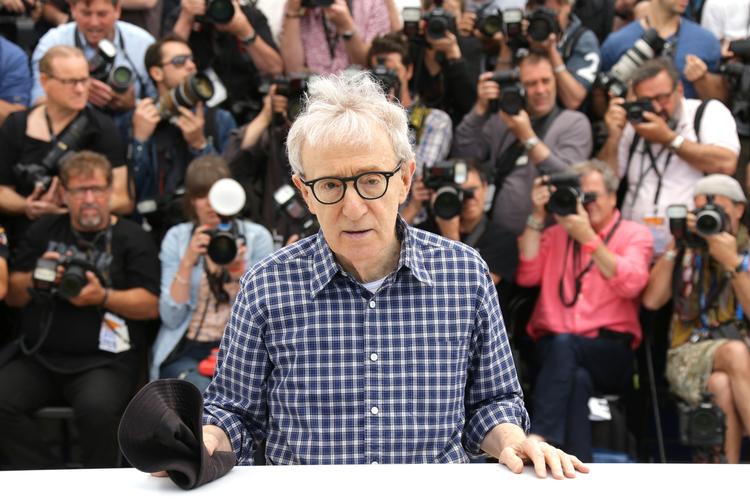 Cannes. Woody Allen er ankommet til festivalen i Frankrig med en film om moral - og mord. 