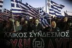 Yderfløj. Tilhængere af den græske ultranationalistiske bevægelse Gyldent Daggry ved en demonstration i Athen i marts. Nu kommer repræsentanter for partiet også til Folkemødet på Athen. 