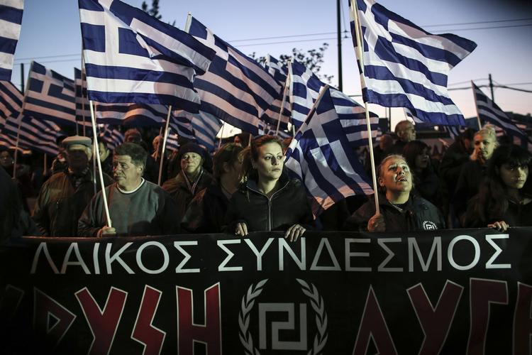 Yderfløj. Tilhængere af den græske ultranationalistiske bevægelse Gyldent Daggry ved en demonstration i Athen i marts. Nu kommer repræsentanter for partiet også til Folkemødet på Athen. 
