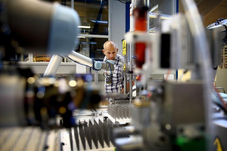 vækst. Den samlede produktion i Danmark - bruttonationalproduktet - halter efter tidligere tider. 