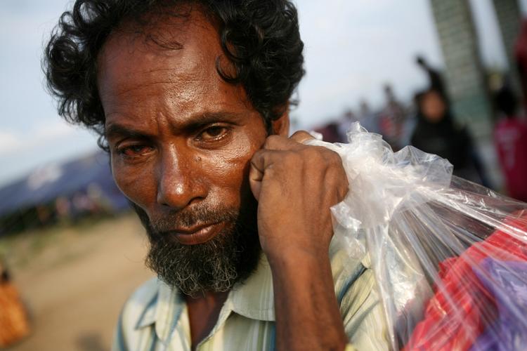 Nødstedt. En flygtning fra Rohingya  -folket bærer sine ejendele i en pose, efter at det er lykkedes ham sammen med andre migranter at komme i land og få ophold i en midlertidig lejr i Indonesien. 
