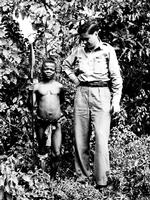 Undertrykkeren. På grund af Vestens kolonialisme og imperialisme har især venstrefløjen brugt 'den store hvide mand' som årsag til alt ondt. Her ses AP's Charles Mercer i det daværende Belgisk Congo sammen med en pygmæ. 