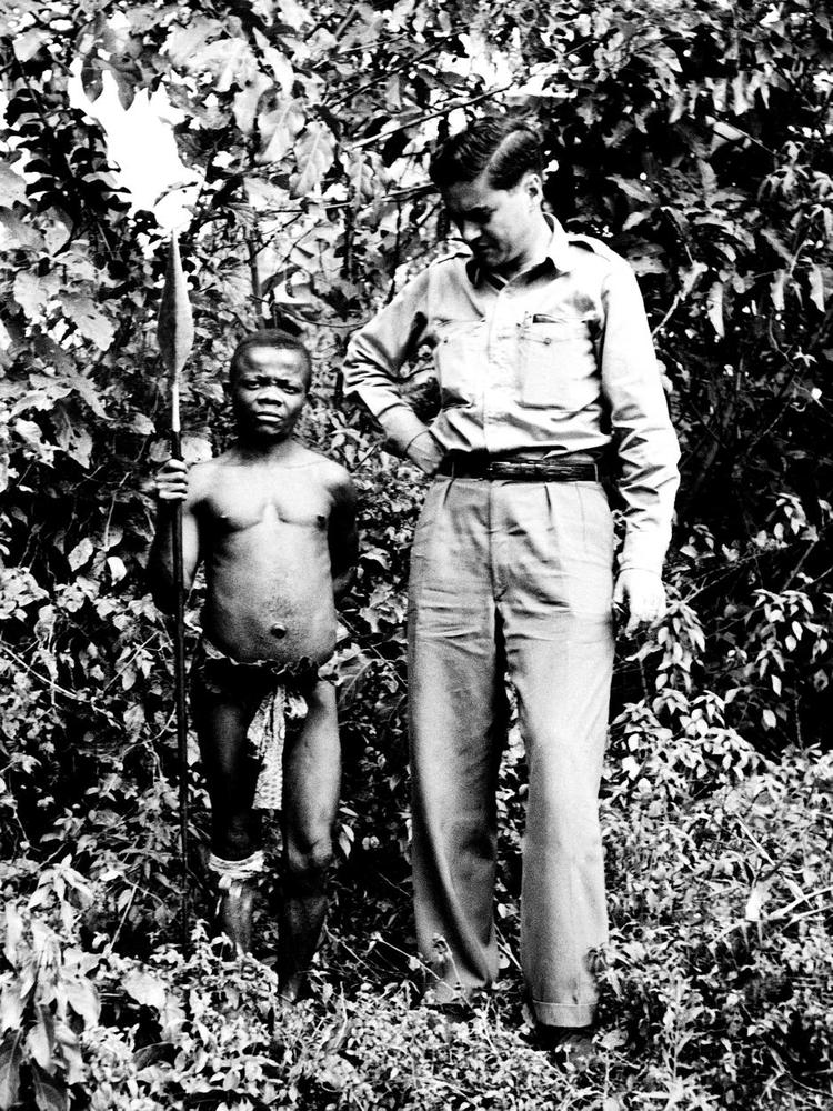 Undertrykkeren. På grund af Vestens kolonialisme og imperialisme har især venstrefløjen brugt 'den store hvide mand' som årsag til alt ondt. Her ses AP's Charles Mercer i det daværende Belgisk Congo sammen med en pygmæ. 