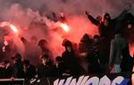 Uro. Billede fra et derby mellem Brøndby og FCK i 2009 der endte med, at mange tilskuere måtte flygte grundet kast med nødblus på tribunerne. 