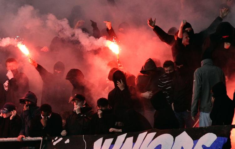 Uro. Billede fra et derby mellem Brøndby og FCK i 2009 der endte med, at mange tilskuere måtte flygte grundet kast med nødblus på tribunerne. 