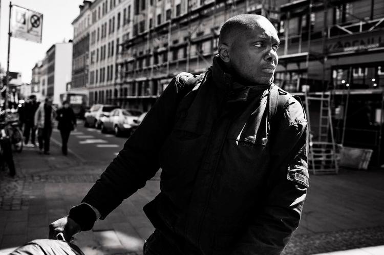 flaskesamler. 36-årige Mike er kommet til Danmark for at samle flasker ved Roskilde Festivalen. Han havde næsten 2000 euro i pungen, indtil politiet tog nogle af pengene. Opsparingen sender han hjem til sin kone og sit et-årige barn i lejligheden i hjembyen i Spanien. Her har han permanent opholdstilladelse. 