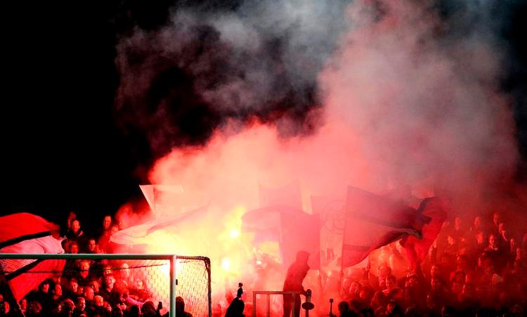 Romerlys. Da Aab-fans gæstede Hobro i marts, var der masser af fyrværkeri, men det medførte ingen disciplinær-sag. Foto: Mathias Svold/Polfoto 