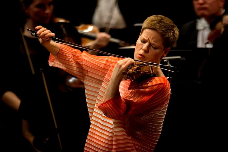 selektiv. Isabelle Faust ved hvad hun vil opføre og gør det med fordybelse og stor affektion. Foto: Finn Frandsen 