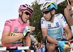 RIVALER. Alberto Contador (tv.) diskuterer nogle detaljer med sin nærmeste konkrrent i Giroen, italienske Fabio Aru, før en start. De to kan komme i duel senere lørdag eftermiddag. 