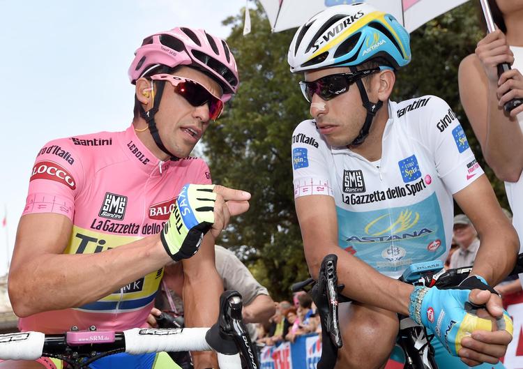 RIVALER. Alberto Contador (tv.) diskuterer nogle detaljer med sin nærmeste konkrrent i Giroen, italienske Fabio Aru, før en start. De to kan komme i duel senere lørdag eftermiddag. 