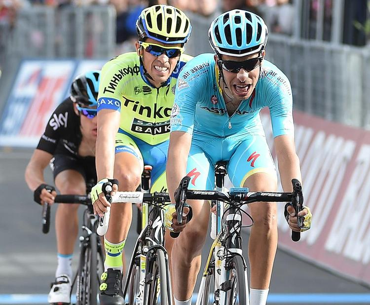 TÆT. Fabio Aru og Alberto Contador kæmpede lørdag om føringen i Giro d'Italia, men italieneren kunne ikke ryste spanieren af sig 