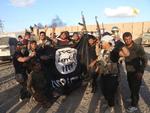Krig. Irakiske sikkerhedsstyrker jubler med et flag fra Islamisk Stat i hænderne 130 kilometer nord for hovedstaden Baghdad (arkiv). 