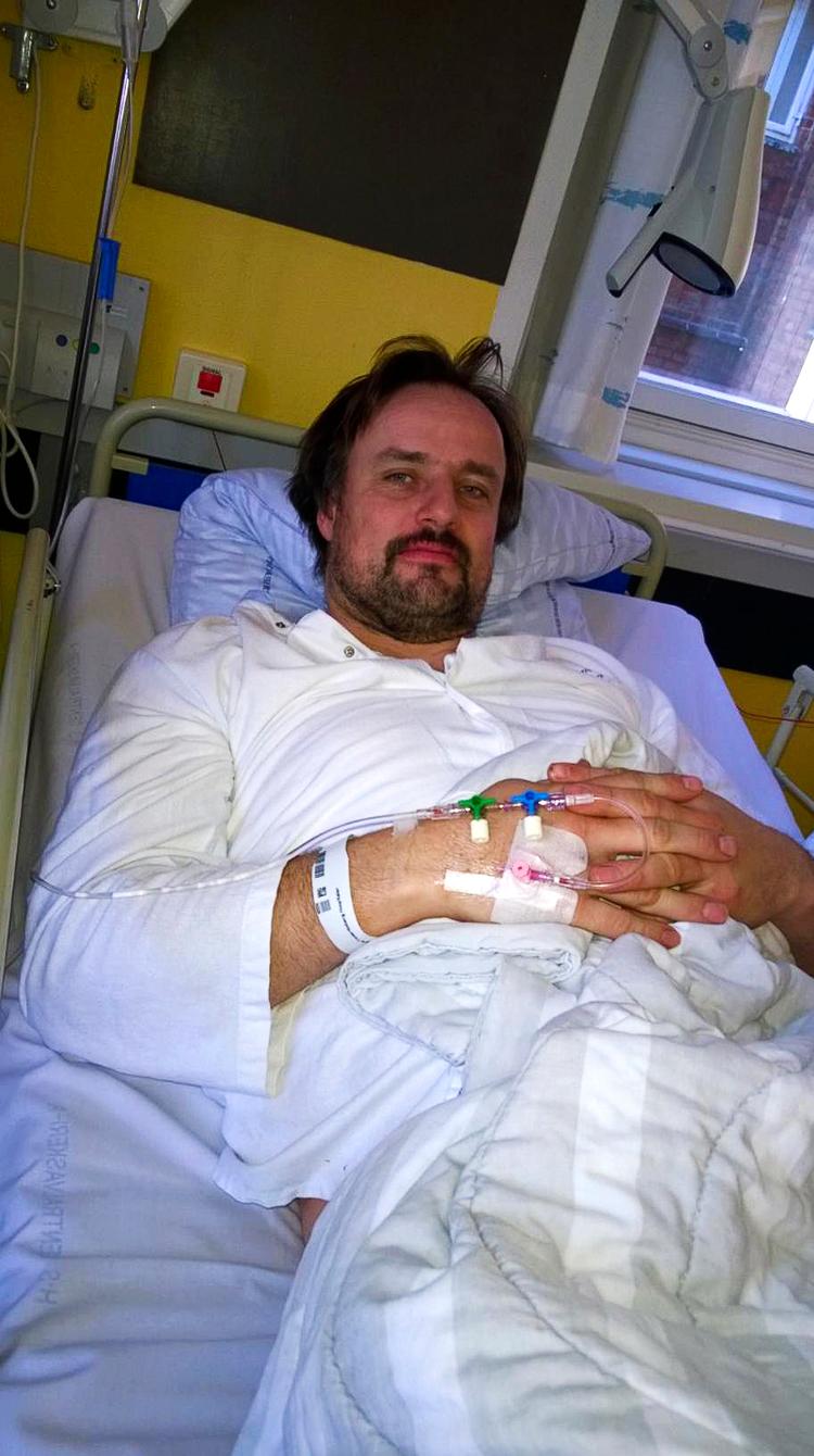 Nyopereret. Henrik Winther på Bispebjerg Hospital lige efter knæ operationen i marts sidste år. Da havde han 1 uge og 12 timer tilbage at leve i. Privatfoto 