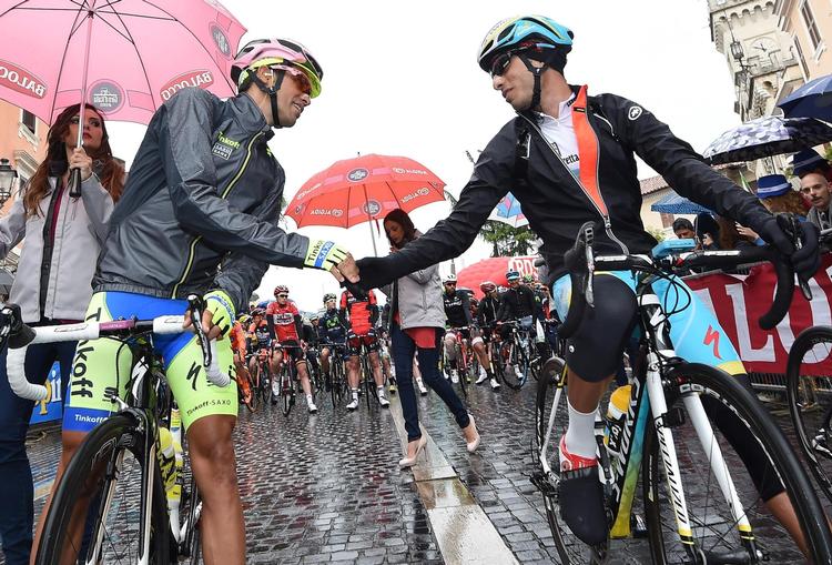 HELD OG LYKKE. Contador og Aru hilser i regnvejret ved lørdagens start på en ganske hård etape, hvor spanieren svare godt på sin konkurrents pres. 