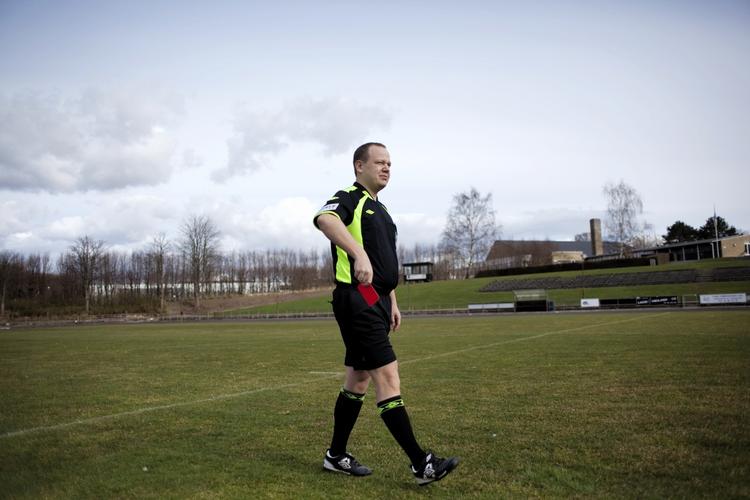Risiko. Jobbet som fodbolddommer er ikke altid lige fredfyldt. På billedet ses Jens Damgaard, som Politiken talte med i forbindelse med voldelige overfald i fodbold tidligere. 