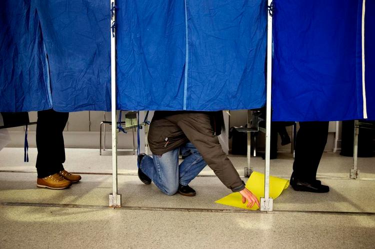Stemmeret. I år er det 100 år siden, at kvinder og tjenestefolk fik ret til at stemme. Nogle grupper har stadig ikke den ret. 