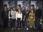 CREW. Her ses en del af skuespillerne fra tv-serien, der nu bliver vist i britisk tv. 